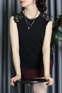 Bisiklet Yaka Omuz Dantel Detay İthal Krep Bluz Siyah - 61642.1256.