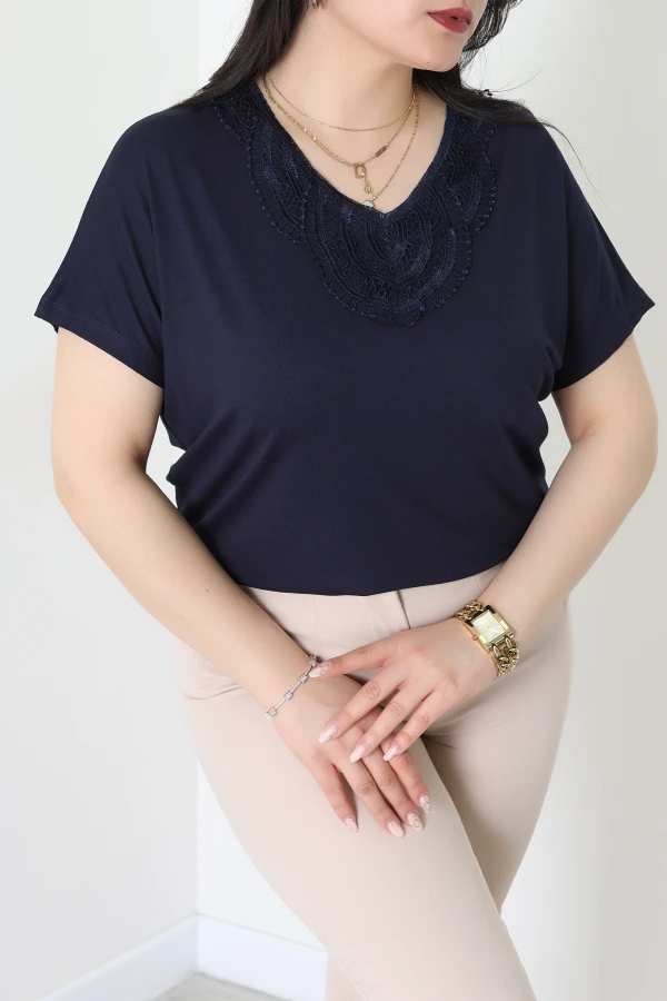 V Yaka Dantel Detaylı Büyük Beden Viskon Bluz Lacivert - 71249.1969.